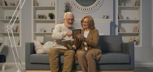 זוג מבוגרים מסתכלים על תמונות